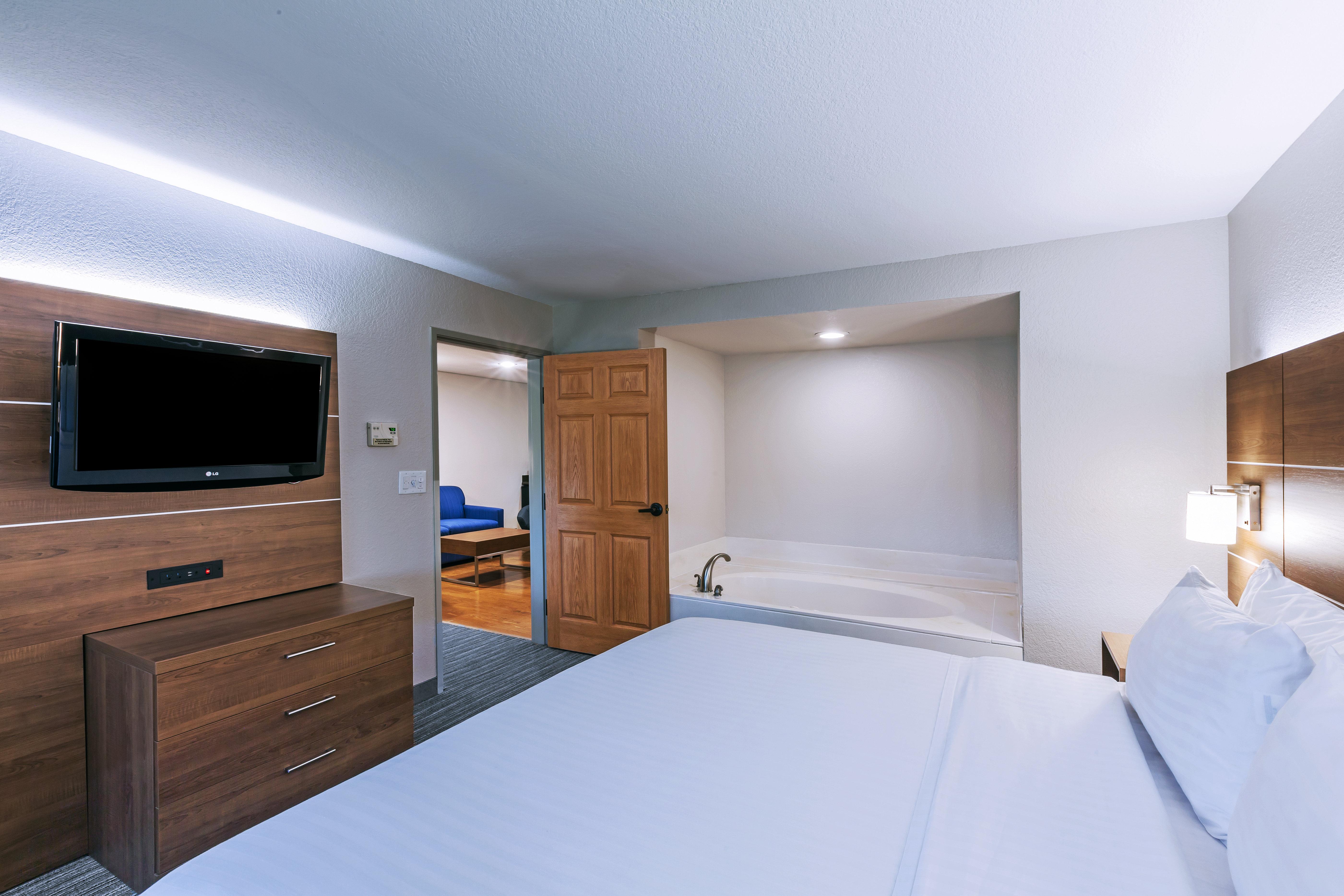 Holiday Inn Express & Suites Tulsa S Broken Arrow Hwy 51 By Ihg Exterior photo