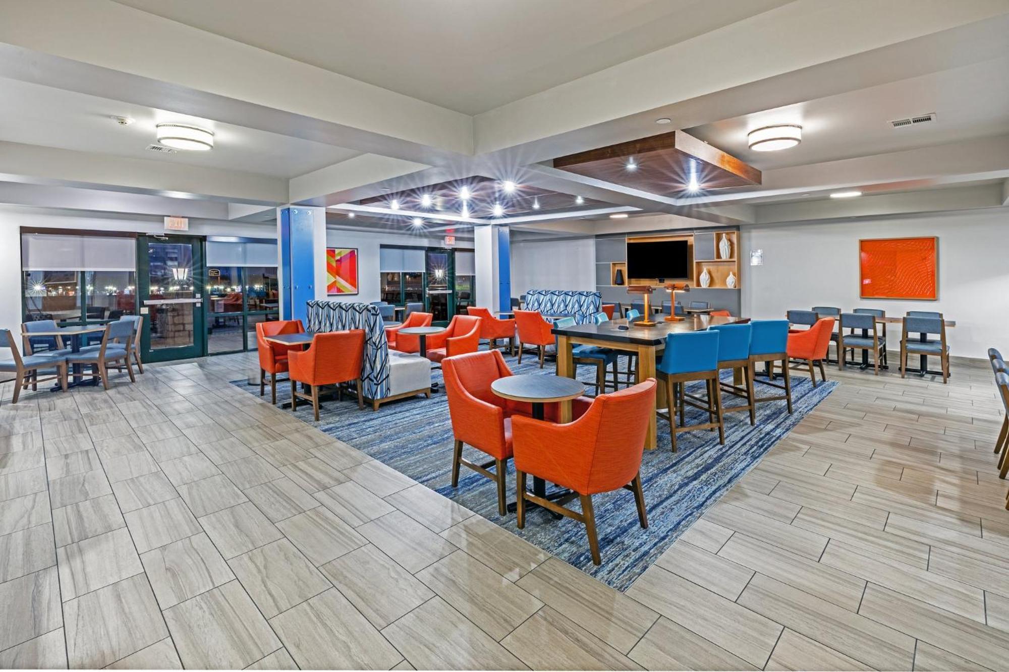 Holiday Inn Express & Suites Tulsa S Broken Arrow Hwy 51 By Ihg Exterior photo