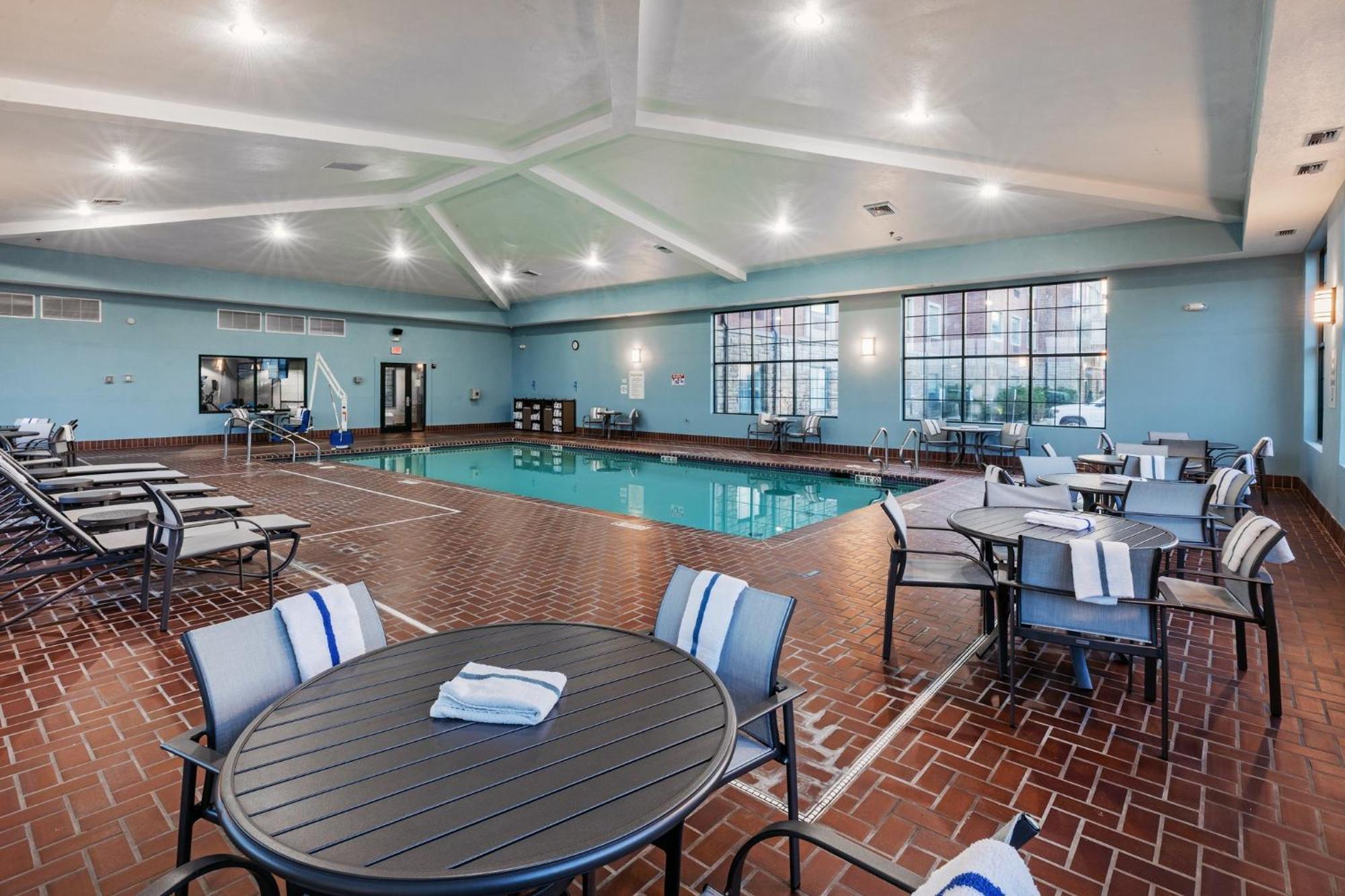 Holiday Inn Express & Suites Tulsa S Broken Arrow Hwy 51 By Ihg Exterior photo