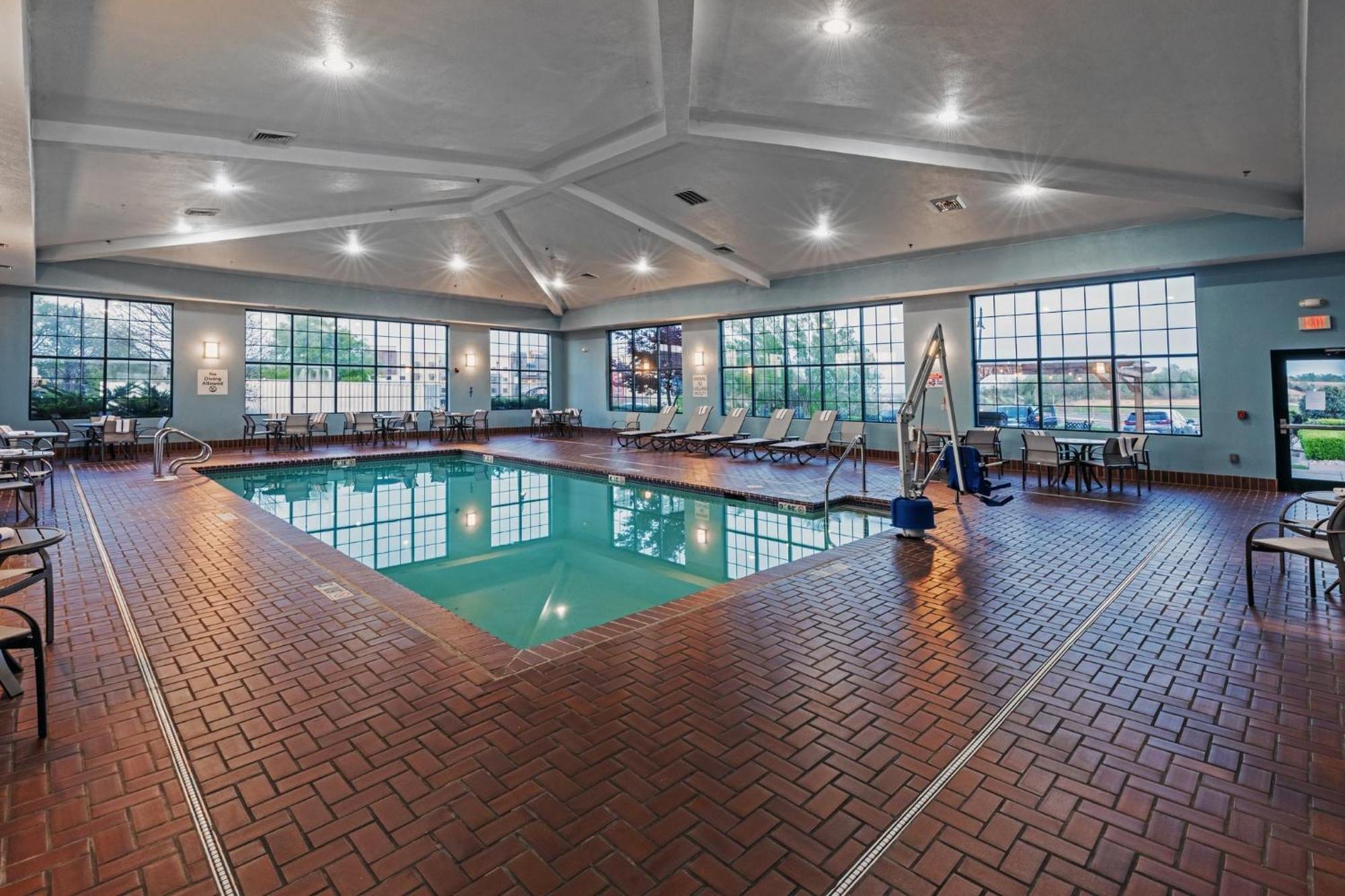 Holiday Inn Express & Suites Tulsa S Broken Arrow Hwy 51 By Ihg Exterior photo