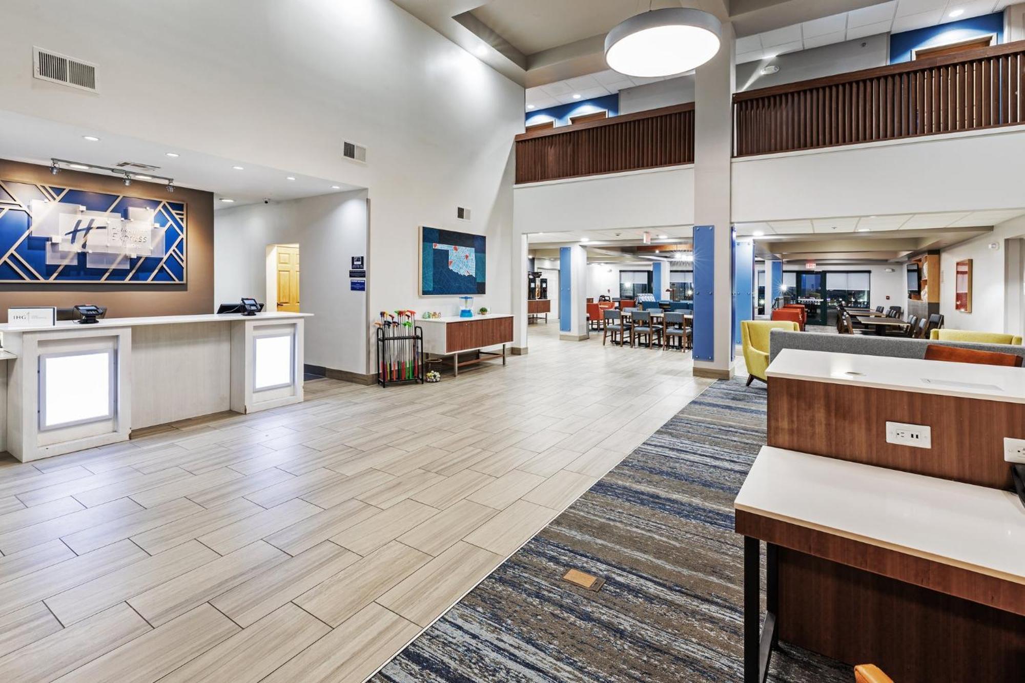 Holiday Inn Express & Suites Tulsa S Broken Arrow Hwy 51 By Ihg Exterior photo